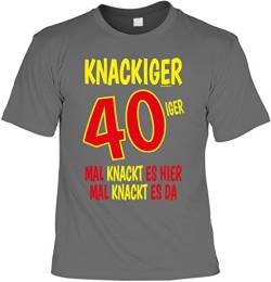 Herren Geburtstag T-Shirt - 40 Jahre - Knackiger 40iger - Shirts lustiges Männer Geschenk-Set mit frechem Blechschild - Oldtimer 40 von Geile-Fun-T-Shirts