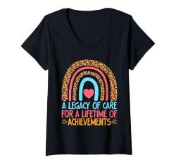 Damen Ein Vermächtnis der Fürsorge für lebenslange Erfolge Geriatrie T-Shirt mit V-Ausschnitt von Geriatric Gifts