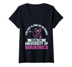 Damen Hat einen PHD in Geduld von der University of Geriatrics T-Shirt mit V-Ausschnitt von Geriatric Gifts