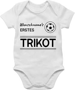 Baby Body Junge Mädchen - 2024 Fussball EM Fanartikel - Wunschname's erstes Trikot - schwarz - 1/3 Monate - Weiß - kinder fußball strampler wm fussball-wm fussballtrikot fußball-fanartikel von Geschenk mit Namen personalisiert by Shirtracer