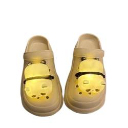 Damen Mädchen Clogs, Adorable Panda Frauen Gartenschuhe, Pantoletten, Gartenclogs mit LED Licht, Sommer Hausschuhe mit Schuh Schmuck, Strand Schuhe, Sandalen, Wasserdicht Vielseitig (Khaki,36.5) von HLMNAKE