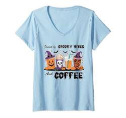 Damen Angetrieben von gruseligen Vibes und Kaffee, Retro-Halloween-Groovy T-Shirt mit V-Ausschnitt von Halloween Adult Costume