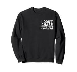 I Don't Chase Youth Youth Chases Me Aging Funny Sarcastic Sweatshirt von I Don’t Chase youth Youth Chases Me Funny Aging