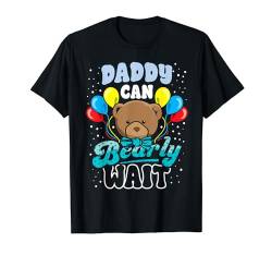 Baby Shower Bear Lover Daddy Can Bearly Wait T-Shirt von InGENIUS Baby Shower Familie Matching Shirts