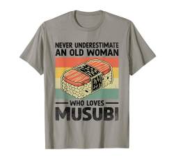 Unterschätzen Sie niemals eine alte Frau, die Musubi liebt T-Shirt von Japanese Food Gift For A Musubi Lover