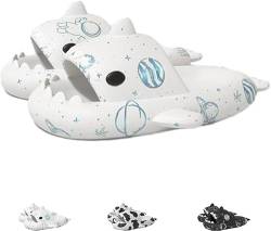 KOOFUR Unisex-Hai-Hausschuhe, superweiche Wolken-Slipper mit offener Spitze, rutschfeste Strand-Hausschuhe, Cartoon-Hai-Hausschuhe mit dicker Sohle von KOOFUR