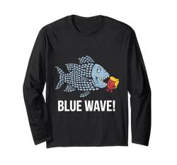 Blue Fish Conquers Trump Visual Metapher Blue Wave Langarmshirt von Kamala the Wave