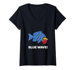 Damen Blauer Fisch verschlingt Trumpkopf in mächtige politische T-Shirt mit V-Ausschnitt von Kamala the Wave