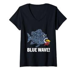 Damen Riesiger blauer Fisch verschlingt Trumpkopf in Welle T-Shirt mit V-Ausschnitt von Kamala the Wave