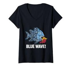 Damen Riesiger blauer Fisch verschlingt Trumpkopf in politischen T-Shirt mit V-Ausschnitt von Kamala the Wave