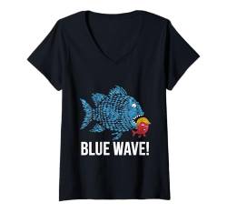 Damen Trump wird symbolisch von großen blauen Wellenfischen gefressen T-Shirt mit V-Ausschnitt von Kamala the Wave