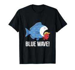 Großer blauer Fisch frisst Trumpkopf, blaue Welle steigend T-Shirt von Kamala the Wave