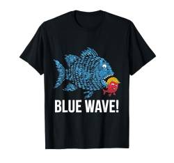 Trump wird symbolisch von großen blauen Wellenfischen gefressen T-Shirt von Kamala the Wave