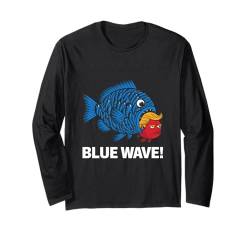 Trumps Kopf wird von riesigen blauen Wellenfischen verschluckt Langarmshirt von Kamala the Wave