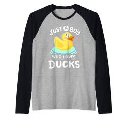 Ein Junge der Enten liebt, niedliche Badeente aus Gummi für Kinder Raglan von Kids Birthday Duck Crew Gear