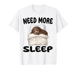 Niedlicher Lagotto Romagnolo Need More Sleep Pyjama Nachthemd T-Shirt von Lagotto Romagnolo Pajamas & Nightgown .Co