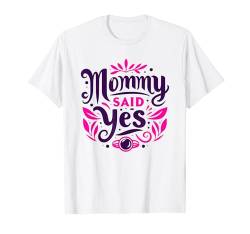 Mama hat Ja zur Verlobung gesagt T-Shirt von Marriage proposal merch