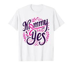 Mama hat Ja zur Verlobung gesagt T-Shirt von Marriage proposal merch