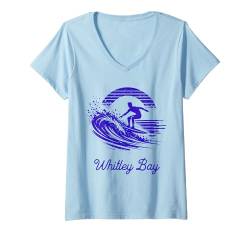 Damen Surfer reitet auf einer Welle Whitley Bay T-Shirt mit V-Ausschnitt von MerchByCraig