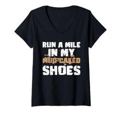 Damen Run A Mile In My Mud Caked Shoes Mud Runner T-Shirt mit V-Ausschnitt von Mud Run Ideen Hindernislauf Designs Idea