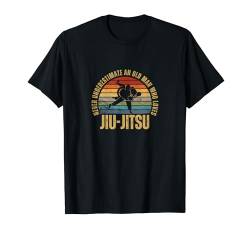 BJJ Unterschätze niemals einen alten Mann, der Jiu Jitsu liebt T-Shirt von Passionate BJJ Jiu-Jitsu Martial Arts Apparel