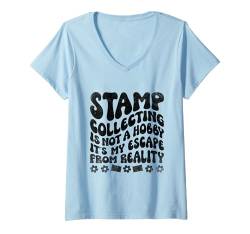 Damen Briefmarkensammlung ist kein Hobby, It's My Escape From Reality T-Shirt mit V-Ausschnitt von Philately Stamp Collecting Philatelist Gifts