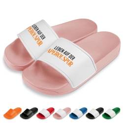 Leben auf der Aperolspur Badelatschen | Slipper | Schlappen | Hausschuhe | Pantoletten | Unisex | Malle | lustige Sprüche | Geschenkidee | rutschfest | Rosa | Größe 36 von Prozente Momente