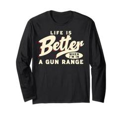 Das Leben ist besser, wenn ich in A Gun Range bin Langarmshirt von QFire