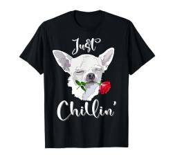 Weißer Chihuahua-Hund mit Rose Just Chillin T-Shirt von Raf THE ARTIST Designs