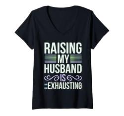 Damen Meinen Mann großzuziehen ist anstrengend Sarkastisch Lustige Ehefrau Frauen T-Shirt mit V-Ausschnitt von Sarcastic Wife Funny Graphic Tee