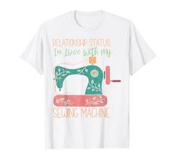 Relationship Status In Love With My Sewing Machine T-Shirt von Schneider Quilten Näherin Geschenke Für Frauen