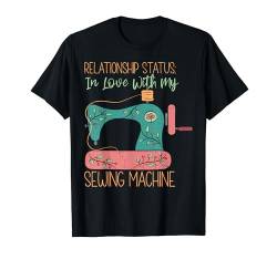 Relationship Status In Love With My Sewing Machine T-Shirt von Schneider Quilten Näherin Geschenke Für Frauen