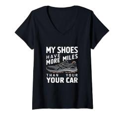 Damen Meine Schuhe haben mehr Meilen als dein Car Trail Runner Artwork T-Shirt mit V-Ausschnitt von Shirt-o-Topia