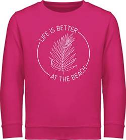 Shirtracer Sweatshirt Kinder Pullover für Jungen Mädchen - Statement Sprüche - Life is Better at The Beach Palmblatt - Chilliges Outfit - weiß - 152 (12/13 Jahre) - Fuchsia - Spruch von Shirtracer