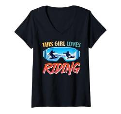 Damen Snowboarden THIS GIRL LOVES RIDING Lustiges Mädchen T-Shirt mit V-Ausschnitt von Snowboard Geschenk Snowboarderin Shirt Mädchen