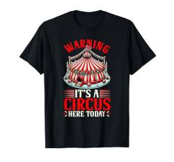 Warnung, heute ist hier ein Zirkus, Karneval der Zirkusmitarbeiter T-Shirt von Spectacular Circus and Carnival Apparel