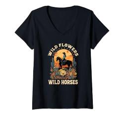 Damen Western Cowgirl reitet wildes Pferd wild flowers wild horses T-Shirt mit V-Ausschnitt von Südstaaten Sonneuntergang wilde Pferde und Blumen