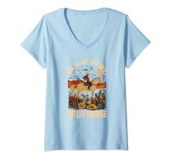 Damen Western Cowgirl reitet wildes Pferd wild girl wild horse T-Shirt mit V-Ausschnitt von Südstaaten Sonneuntergang wilde Pferde und Blumen