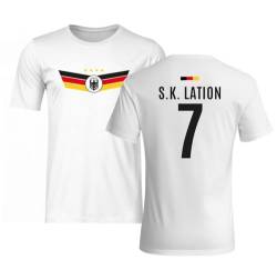 Deutschland T-Shirt - S. K. Lation - Fußball-Trikot lustig mit Spruch und Fahne - EM 2024 Europameisterschaft (DE/NL/SE/PL, Alphanumerisch, XXL, Regular, Regular, Weiß, S. K. Lation) von Tassenbrennerei