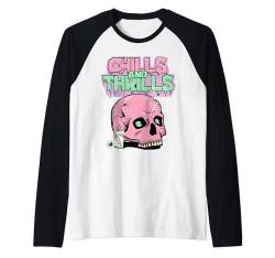 Chills and Thrills Halloween-Horrordesign mit rosafarbenem Totenkopf Raglan von This is how I Halloween Keep Halloween Simple