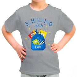 Kinder T-Shirt „Schulkind 2024“ für Jungen mit Namen personalisiert - Geschenk Einschulung Schulbeginn Kindergartenabgänger 1. Klasse - Motiv: Rucksack Blau, Grau, Gr. 152 von True Statements