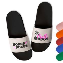 True Statements Lustige Badelatschen Damen & Herren „Hokus Pokus Malle Modus” - Trendige Schlappen Latschen Hausschuhe Unisex - aus robustem PVC, Schwarz, Gr. 37 von True Statements