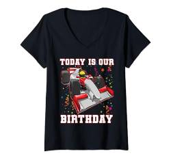 Damen Twins Twin It's our Birthday Rennwagen Racer Geburtstag T-Shirt mit V-Ausschnitt von Twins Friends Birthday Brother Sister Apparel