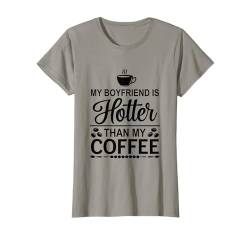 My Boyfriend Is Hotter Than My Coffee Funny Girlfriend Girls T-Shirt von Valentine's Day Coffee Lovers Girlfriends Gifts