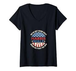 Damen Kamala Harris Tim Walz Wir kämpfen, wir gewinnen, wir gehen nicht zurück T-Shirt mit V-Ausschnitt von Vote Shirts Election Apparel Co.