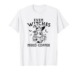 Sogar Hexen brauchen Kaffee Halloween-Hexen-Partykostüm T-Shirt von Witchy Halloween Costume & Halloween Party Gift