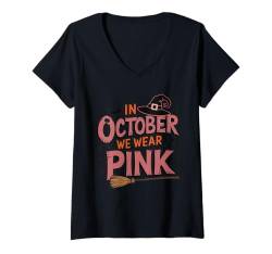 Damen Im Oktober tragen wir rosa Geist Hexenhut Brustkrebs T-Shirt mit V-Ausschnitt von WomenGalaxy