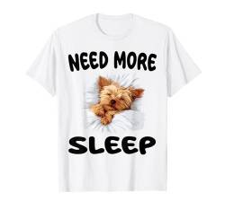 Niedlicher Yorkiepoo Need More Sleep Pyjama Nachthemd T-Shirt von Yorkiepoo Pajamas & Nightgown .Co