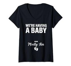 Damen Schwangerschaft WE'RE HAVING A BABY MOSTLY HER Lustiges T-Shirt mit V-Ausschnitt von Zukünftiger Papa Geschenk Schwangerschaft Papa