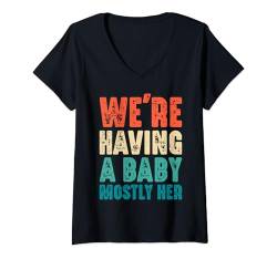 Damen Schwangerschaft WE'RE HAVING A BABY MOSTLY HER Väter T-Shirt mit V-Ausschnitt von Zukünftiger Papa Geschenk Schwangerschaft Papa
